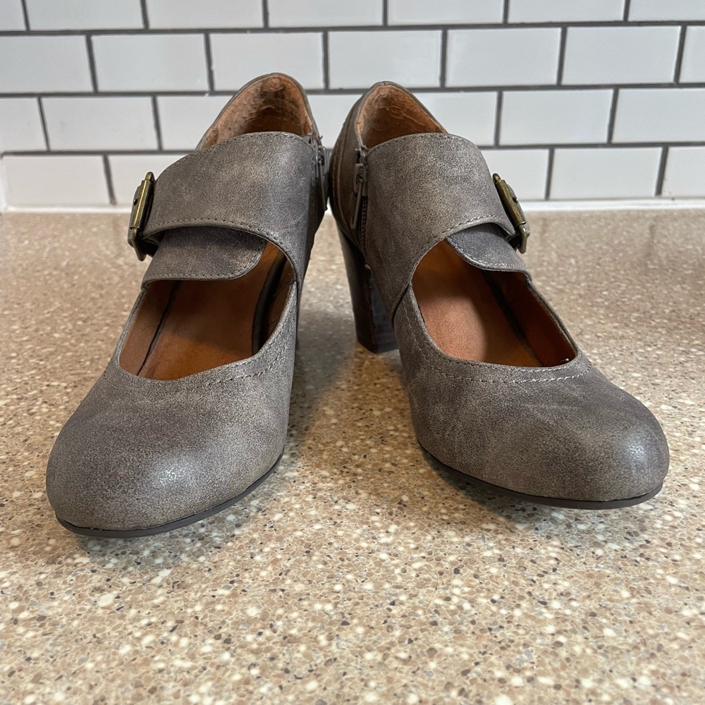 Bass closed heeled buckle shoes